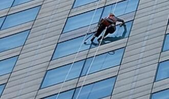 高空保潔的時候，如何刮去多余的水痕呢？